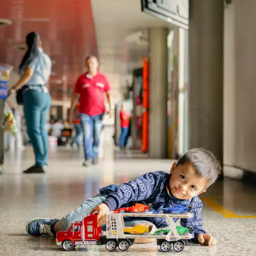 Niño en sala de espera Terminales de Medellín